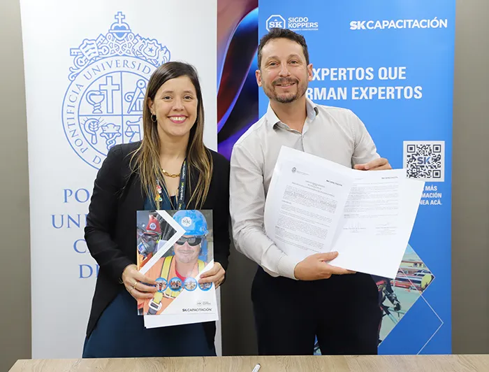 Shakti Feuerhake (directora de Educación Profesional de Ingeniería UC) y Nicolás Hevia (gerente del OTEC SK Capacitación).