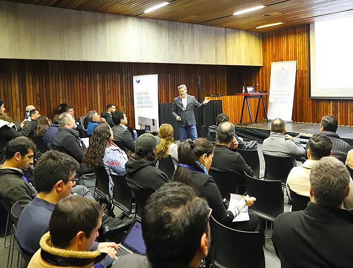 La instancia se desarrolló en el Centro de Innovación UC, con destacados expertos en el área de las TI.