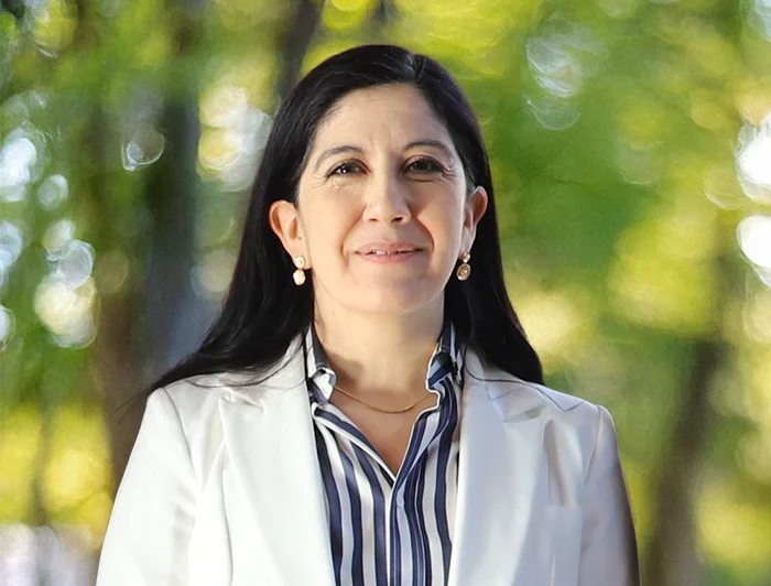 La académica de la Escuela de Ingeniería UC y directora del Instituto Milenio iHEALTH fue reconocida con el Premio Innovadoras en Salud 2025.